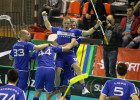 Zilie sāk un uzvar; čempionus kronēs trešdien