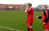 Video: Mača laikā laukumā esošais futbolists atbild uz telefona zvanu