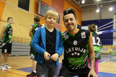 OKartes skatuves mūziķi basketbola laukumā