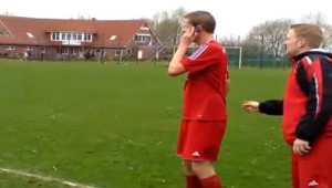 Video: Mača laikā laukumā esošais futbolists atbild uz telefona zvanu