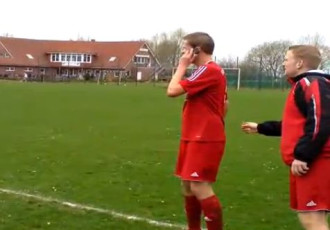 Video: Mača laikā laukumā esošais futbolists atbild uz telefona zvanu