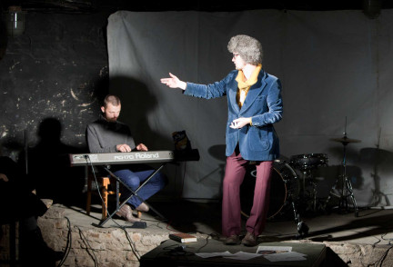 Mūzika, mīlestība un šaušana izrādē  “Viss par mīlestību” Dirty Deal Teatro