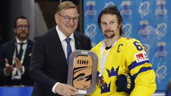 Kārlsons vēl domā par pasaules čempionātu, cits NHL aizsargs piekrīt