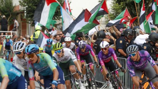 Palestīnas atbalstītāju protests liek saīsināt "Vuelta a Espana" posmu