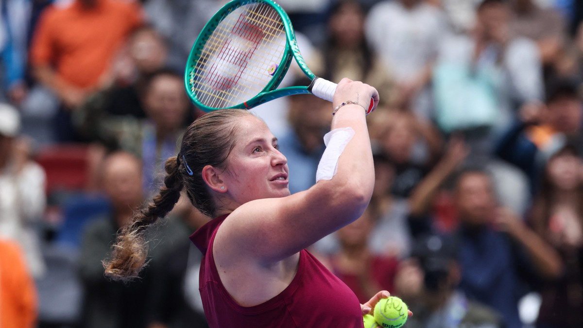 Aļona Ostapenko advances to Wuhan Open semifinals