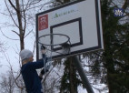 Video: Talsu pamatskola dāvinājumā no SIA Kurekss saņem basketbola grozu