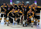 "Pit Stop" hokejisti divkārtējie "Land of Smiles Ice Hockey Classic" čempioni