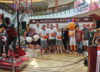 Latvijas valstsvienības basketbolisti līdzjutēju ielenkumā atklāj oficiālo fanu zonu