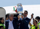 Video: "Euro 2016" čempioni atgriežas Portugālē