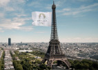 Vējš neļauj Eifeļa tornī pacelt milzu karogu ar uzrakstu "Paris 2024"