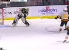 Video: AHL 19 gadus vecs vārtsargs met ripu pāri visam laukumam un gūst vārtus