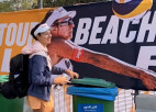 Video: "Beach Pro" finālturnīrā pie miskastēm izvietots Samoilovas plakāts