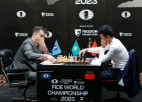 Ņepomņaščijs un Dins cīnās neizšķirti pasaules šaha čempionāta trešajā partijā