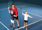 Ernesta Gulbja fonds piešķirs 50 stipendijas bērniem tenisa treniņiem gada garumā