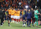 Skandalozs Turcijas Superkauss: "Galatasaray" iesit 50. sekundē un "Fenerbahçe" uzreiz pamet laukumu