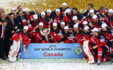 Foto: Kanādiešu hokejisti līksmo par pasaules čempionu titulu