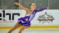 Daiļslidotāja Kučvaļska uzstājas pirms hokeja Zvaigžņu spēles