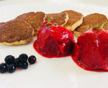 Griķu pankūkas ar āboliem un svaigu ogu mērci