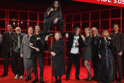 Valmieras teātra viesizrādēm “Mēs, roks, sekss un PSRS” maijā papildizrāde