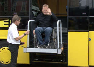 Video: Ecolines prezentē jaunos autobusus ar moderniem pacēlājiem cilvēkiem ratiņkrēslos
