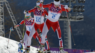 Masu startā triumfē Norvēģijas slēpotājas, Bjergenai sestais olimpiskais zelts