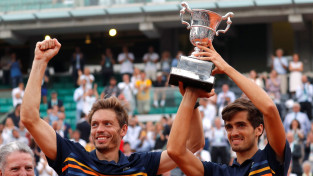 "French Open" vīriešu dubultspēlēs triumfē mājinieki Erbērs un Maū