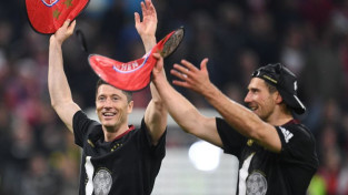 Minhenes "Bayern" sakauj Dortmundi un iegūst desmito Bundeslīgas titulu pēc kārtas