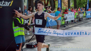 "Līvenhofas skrējienā" spraigā cīņā ar Serjoginu Bogdanovs uzstāda Latvijas rekordu jūdzē