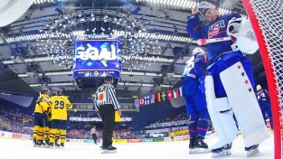 Vaļīgā hokejā favorīšu duelī Zviedrija soda amerikāņus par kļūdām
