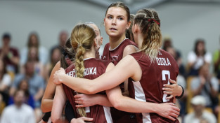 Latvijas volejbolistes trīs setos kapitulē Sudraba līgas favorītēm ungārietēm