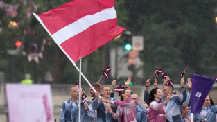 Foto: Latvijas olimpieši uz kuģa Sēnā
