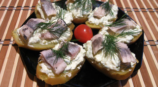 Latviskā uzkoda ar siļķi un biezpienu