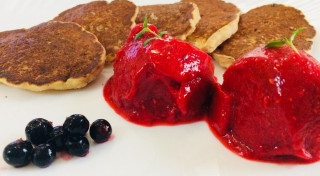 Griķu pankūkas ar āboliem un svaigu ogu mērci