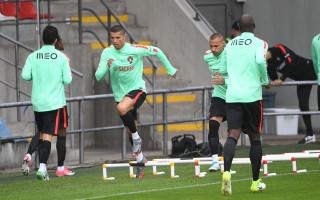 Foto: Ronaldu un pārējie portugāļi iemēģina "Skonto" stadionu