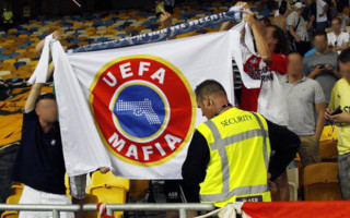 Foto: 10 000 eiro vērts plakāts: "UEFA - mafija!"