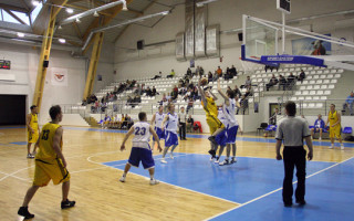 Foto: "Lieknas" basketbolisti uzvar Saldus novadā