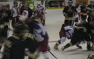 Video: U14 hokejistu masu kautiņš pēc spēles Rīgā