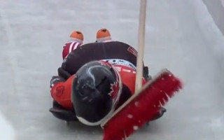 Video: Latvieša trenētajai skeletonistei PK posmā patraucē slota