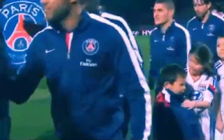 Video: PSG kapteinis Tjagu Silva atdod savu jaku nosalušam zēnam