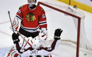 Video: "Blackhawks" vārtsargs rupji kļūdās un ielaiž vārtos no centra mestu ripu