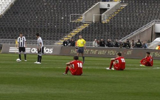 Video: Oriģināls protests Serbijas futbolā - spēli sāk no sēdus stāvokļa