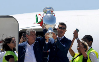 Video: "Euro 2016" čempioni atgriežas Portugālē