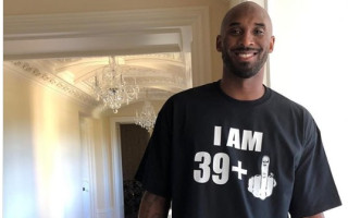 Kobem sieva dzimšanas dienā uzdāvina kreklu ar izslietu vidējo pirkstu