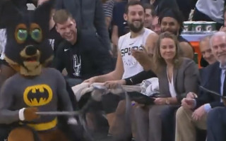 Video: NBA jocīgākie momenti: "Spurs" talismans iesaistās sikspārņu ķeršanā