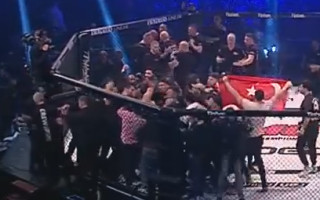 Video: MMA mačs noslēdzas ar masveida saķeršanos