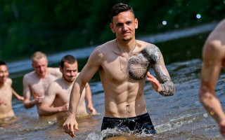 Video: Pertijas uzraudzībā "Valmiera" futbolisti trenējas Gaujā