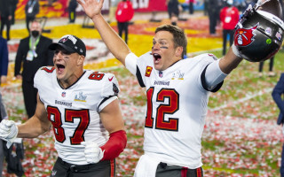 Video: Breidijs čempionu parādē pierāda, kāpēc ir leģenda, un mētā NFL trofeju