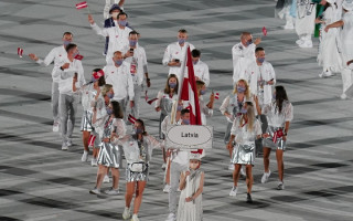 Latvijas dāmu kleitas un jakas atklāšanas ceremonijā izpelnās apskatnieku ievērību