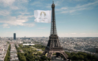 Vējš neļauj Eifeļa tornī pacelt milzu karogu ar uzrakstu "Paris 2024"