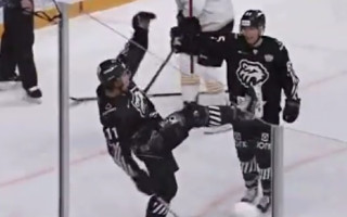 Video: KHL uzbrucējs gūst skaistus vārtus un svinību laikā neplānoti nokrīt uz ceļiem